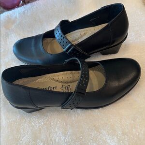 I love comfort shoes. (As new)